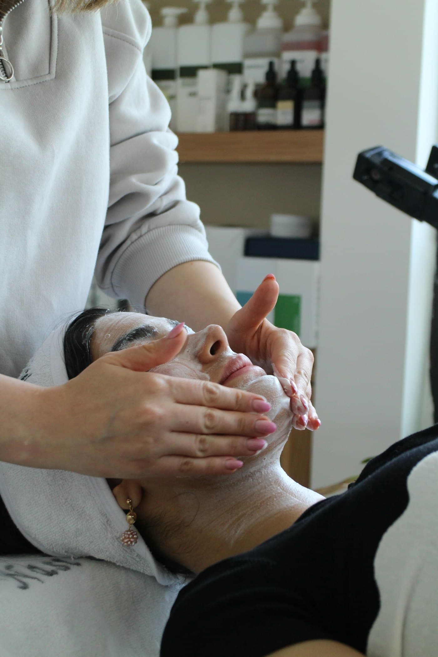 Professional esthetician at work in the studio (photo: kimia kazemi, Unsplash)