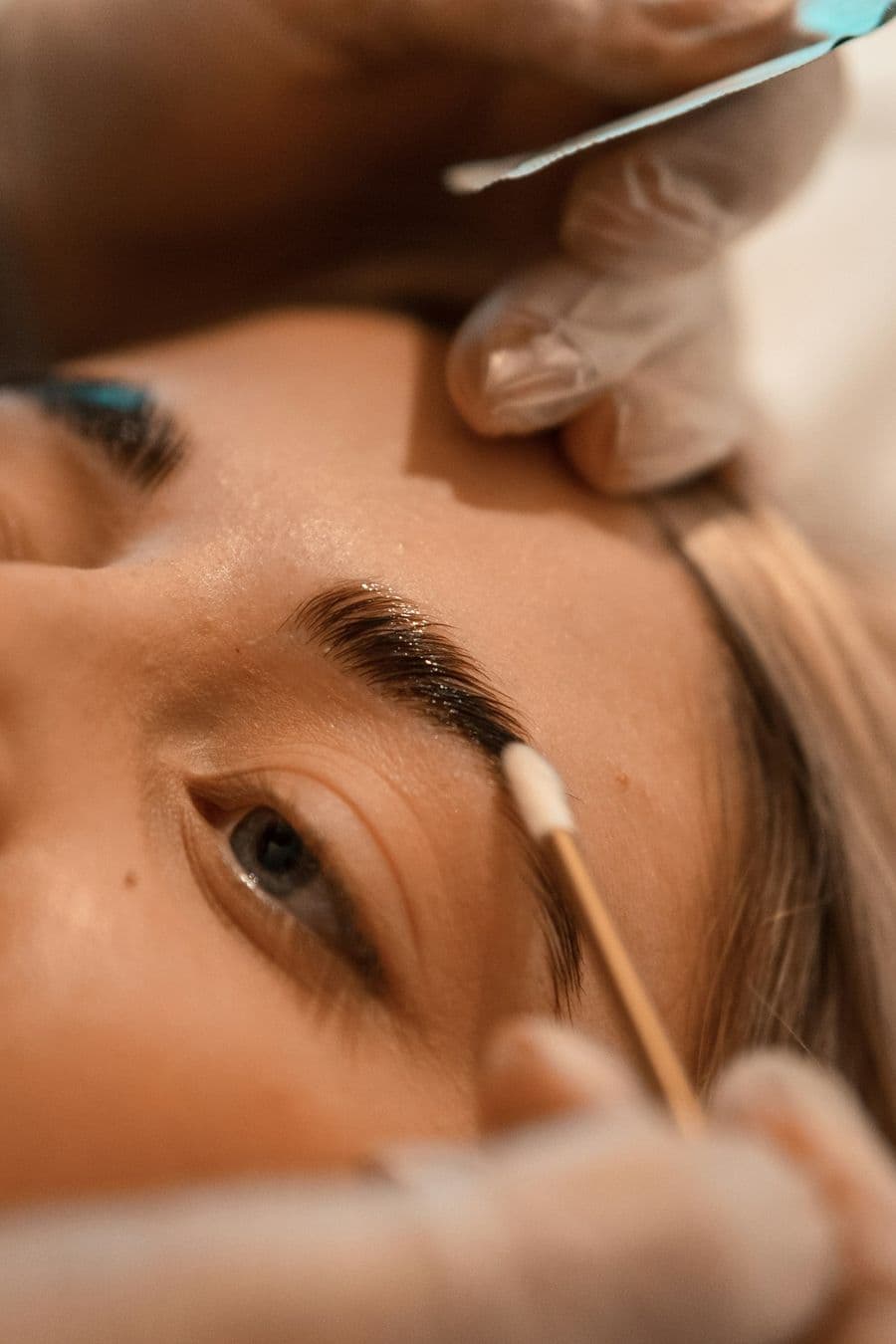 Permanent makeup eyebrow procedure (photo: Le Petit, Unsplash)