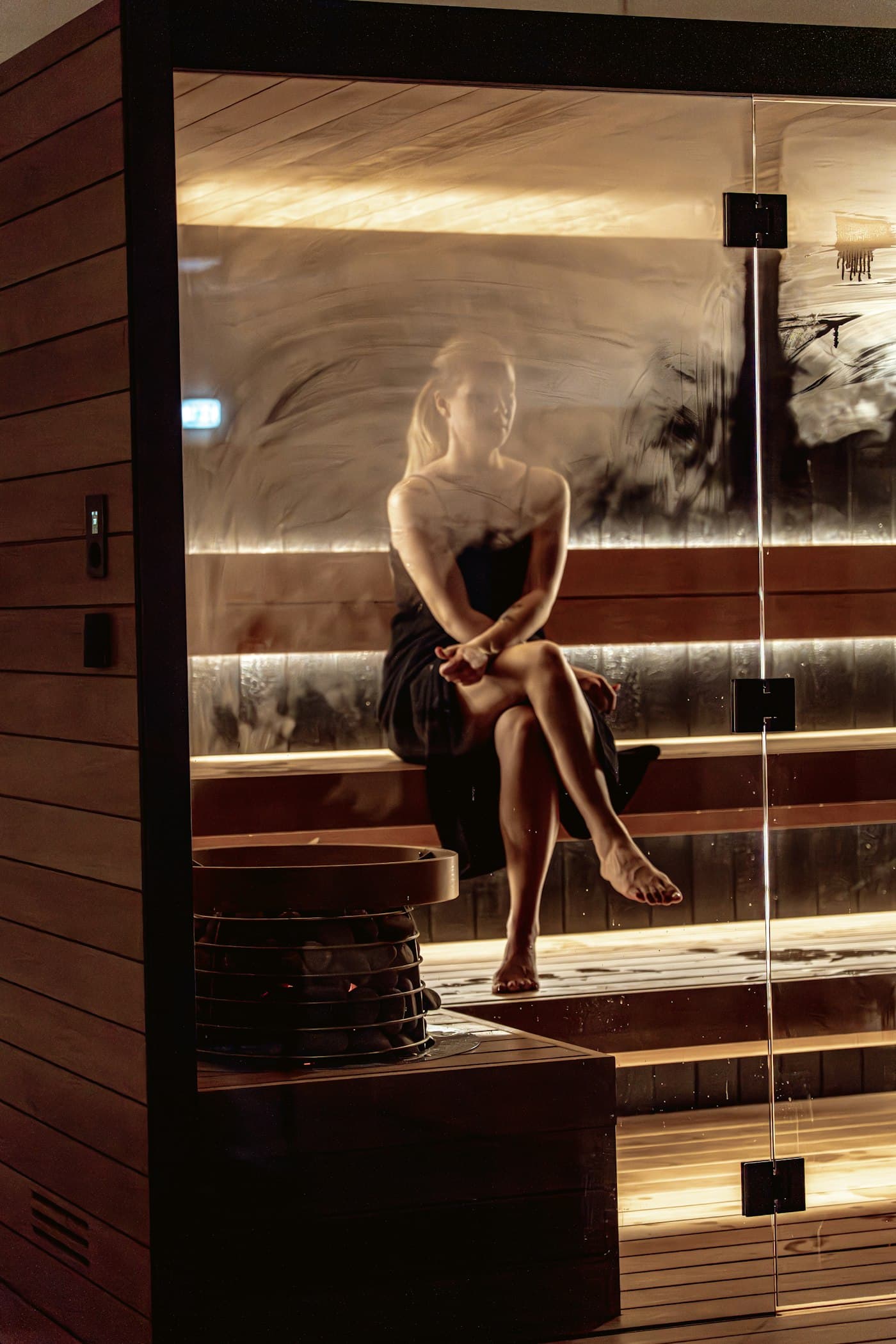 Calm luxury spa interior (photo: Auroom Wellness, Unsplash)